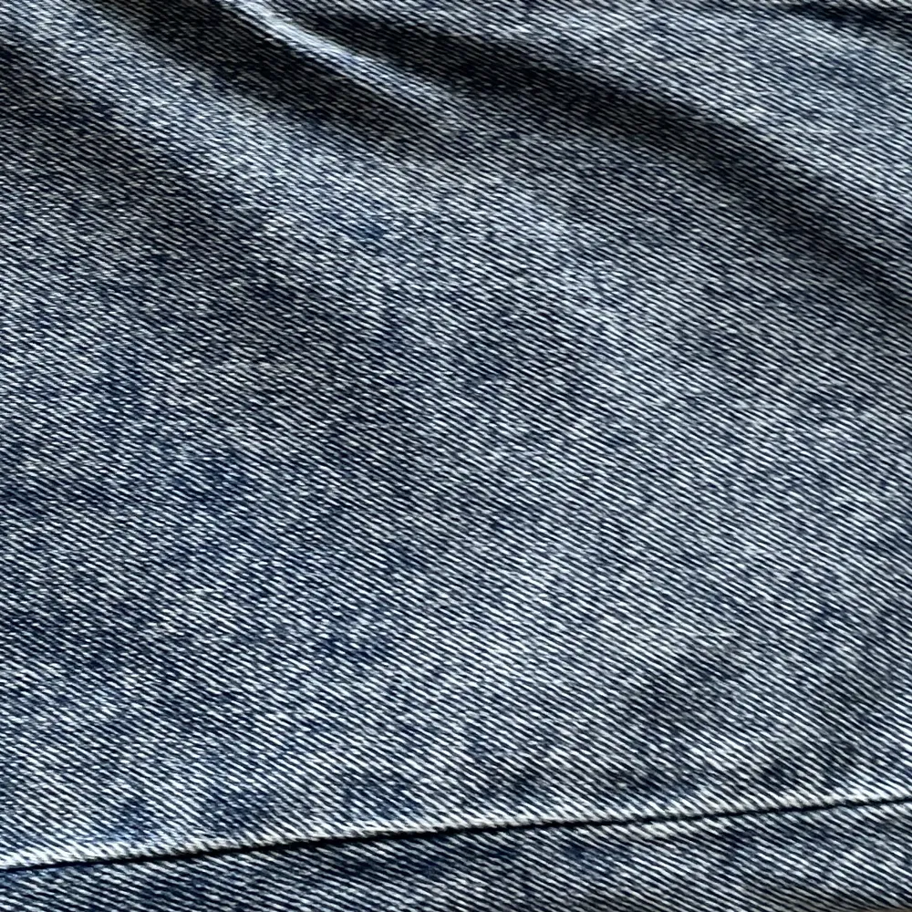 hödmidjade jeans ifrån h&m divided i storlek 32. går att vika upp benen för en cuffad look. . Jeans & Byxor.