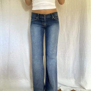 Lågmidjade Levis jeans - Vintage Levis jeans som är lågmidjade och bootcut💕 Midjemått- 39cm  Inerbenslängd -75cm  Någon cm korta på mig som är 170🤍