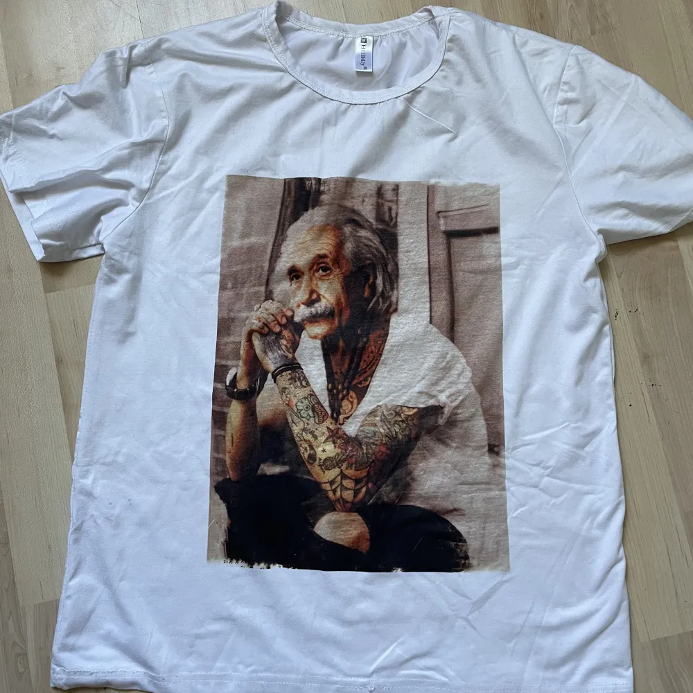 Säljer den här då den aldrig används, det är Einstein med tatueringar :). T-shirts.
