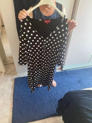 Prickig klänning - Mjukt tyg. Sparsamt använd.