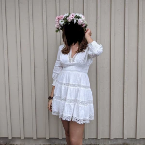 By malina klänning - Perfekta sommarklänningen! Lite för kort på mig (180cm). Använd men i väldigt gott skick! Nypris 2599kr