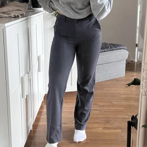 kostymbyxor  - Kostymbyxor från vero moda storlek xs🌸