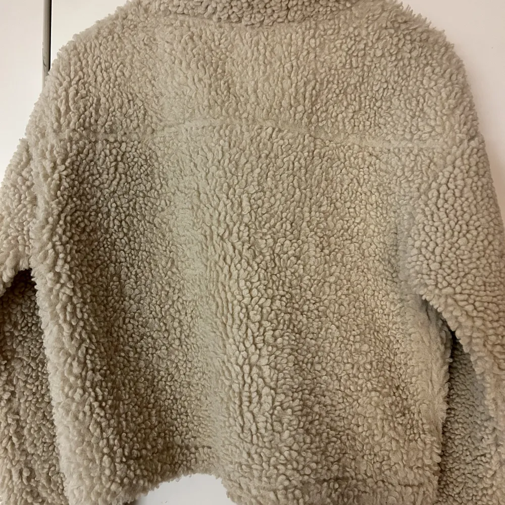 Säljer nu denna fantastiska Teddy jacka ifrån Ginatricot då den inte längre passar mig. Jackan har inga som helst defekter och köptes för 600 kr. Jackan är även helt slutsåld på hemsidan. Vid snabb affär kan jag gå ner i pris🤍. Takit.