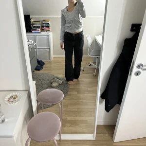 Jeans - så snygga svarta baggy jeans 😍 de ska vara high Rise men de har blivit för stora för min midja så de åker ner lite