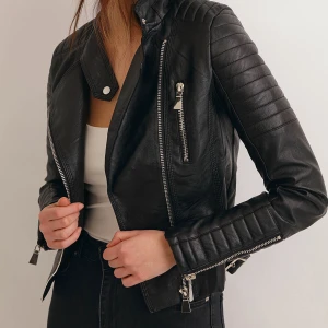 Skinnjacka  - Helt oanvänd skinnjacka  Sälj pga fel storlek. Pris kan diskuteras vid snabbaffär 