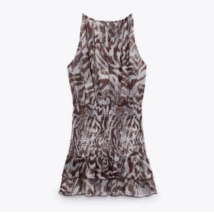 Zara klänning - Jättesnygg zara klänning i zebra, för stor för mig!! Har några små slitningar som inte syns när man har på sig den. Kan byta mot en xs eller eventuellt en s!! 