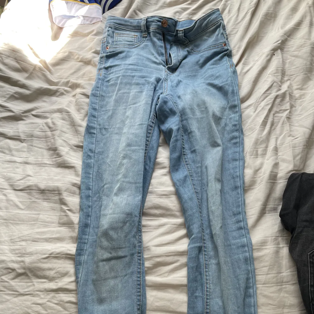 Säljer dessa jeans från Gina tricot som heter ”Molly” och är Skinny och högmidjade Köparen står för frakt!. Jeans & Byxor.