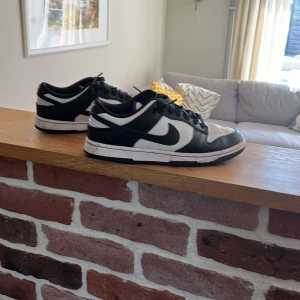 Panda dunks - Dem är nyskick för 3000 och dem är i bra skick och dem har använts i 3,5 månader.