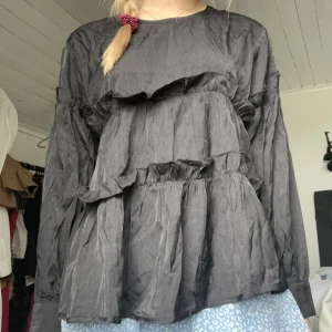 Svart blus  - En svart blus från shein! Säljer den då jag aldrig använder den! Använd Max 3 gånger 💕💕
