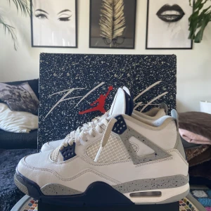 Air Jordan 4 retro midnight navy  - Säljer ett par riktigt fina Jordan 4:a retro midnight navy. Kvitto och orginalboxen ingår. Möts upp inom Stockholm alternativt fraktar på köparens bekostnad. Hör gärna av dig vid frågor eller funderingar 