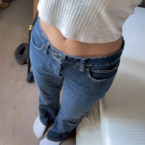 Low waist jeans med snygga detaljer på bakfickorna🫶 Hör av dig vid intresse 
