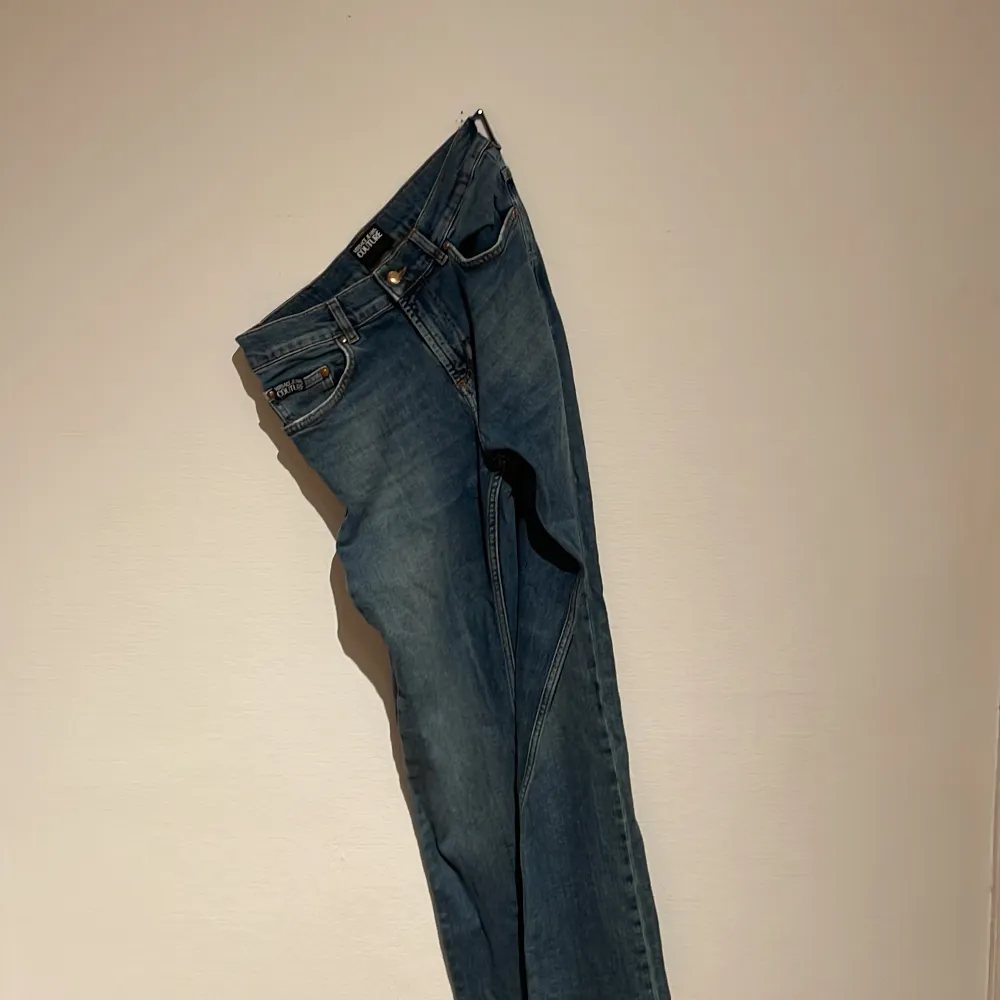 Ett par riktigt schyssta Versace Jeans, säljer pga att jag växt ur dem. Fortfarande i topp skick . Jeans & Byxor.