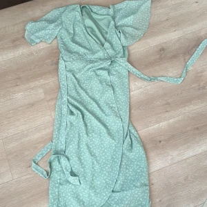 Overlap short sleeve midi dress - Köpt från Na-kd i början av sommaren, endast använd en gång. Nyskick