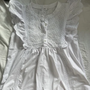 Blus från mango - Super fin, har en solkrämsfläck på insidan långt upp som inte går bort i tvätten men inte syns utåt!💕