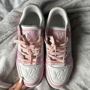 LV skor dam - Säljer nu mina super fina Louis Vuitton skor i storlek 37. Alla tillbehör följer med, de är använda men ser i stort sätt helt nya ut. Kvittot är bort slarvat men går möjligtvis att leta fram!. Hör av er vid flera frågor! Sänker priset vid snabb affär!