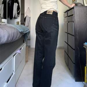 Straight jeans från Lee storlek 36. Köpare står för eventuella fraktkostnader 🩵 Jag är 170cm lång.