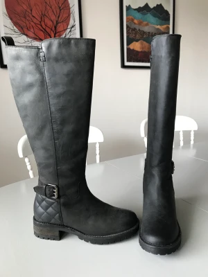 Stövlar/boots LÄDER stl 39 - Höga svarta stövlar i äkta läder från Dasia i strl 39. Endast använda ett fåtal ggr, så i jättegott skick. Nypris var runt 1 100 kr.   Behandlade med läderfett 1 gång. 