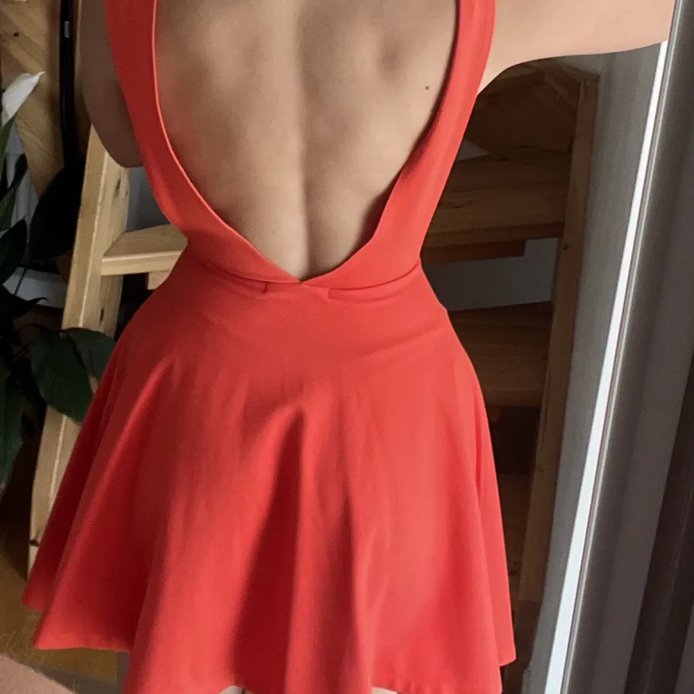 Säljer denna superfina klänning som är perfekt nu till sommaren! Älskar att den är öppen i ryggen och värt att notera är att den är öppen på sidorna så ”sideboob” kan förekomma haha🫶🏻. Klänningar.