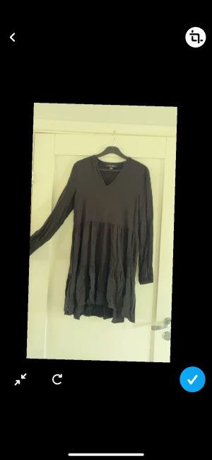 Sommarklänning  - Säljer min söta sommarklänning pågrund av för liten för mig nu men en favorit. Inte använt mycket alls, kanske 5-6 gånger. Skriv vid frågor och pris kan diskuteras💕