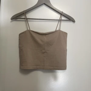 Gina linne - Beige/brunt linne från Gina, köpt för några år sedan men knappt använd alltså inga defekter. Strl S men passar XS också. Används inte så vill sälja så någon annan kan få användning av den. Skriv i DM vid frågor. Köparen står för frakten. 