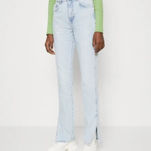 Blåa jeans med slits - Blåa jeans från finstrimlat med slits i storlek 38, sälja då dom är för små. Därav har jag ingen bild med jeansen på🤍