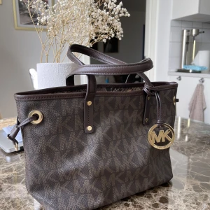 Michael Kors väska - orm mönster - Äkta MK väska. Har ej kvitto eller intyg då denna var i gåva.   Väskan har inga fickor inuti!  Prutat och klart 550kr!