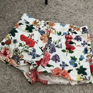 Blommiga Jeans shorts  -  Shortsen är O använda!