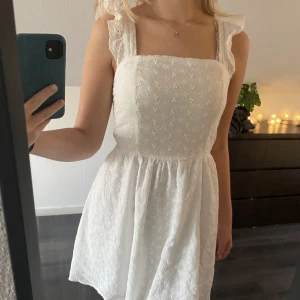 Klänning - Super söt sommarklänning med knytning i ryggen❣️använd fåtal gånger❤️‍🔥