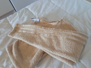 Adidas originals teddy crop top - Size 38 but fts like 34, no stretch. Worn only once or twice.