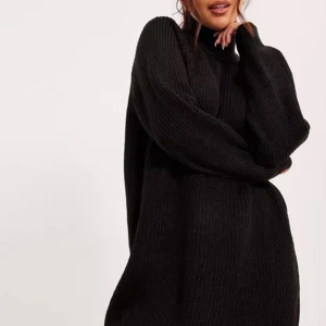 Stickad klänning - Säljer denna stickade klänningen från NakdxLinnAhlborg! Sällan använd! 