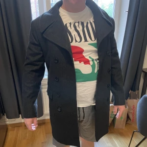 Svart rock - Helt ny, inte använd alls. Från ett skrädderi men blev inte nöjd med storleken eller tjockheten. Kan ge mer bilder om det behövs.