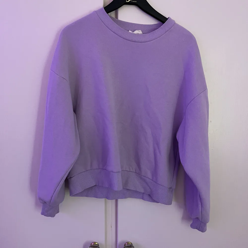 Lila långärmad sweatshirt i bra skick💜Använts några gånger. . Tröjor & Koftor.