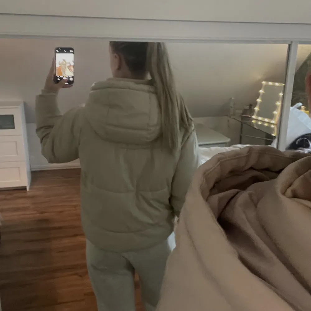 En as snygg och varm jacka som jag inte har nytta av längre, är använd fåtal gånger och skicket är som nytt. Storlek xs från Zara (nypris 900). Takit.