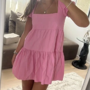 Stradivarius klänning  - Säljer denna jätte fina klänning då den tyvärr är lite för liten för mig vid brösten.Storleken är m men skulle mer säga att den passar S. Bilderna är lånade kom privat för egna bilder eller om ni har några andra frågor❤️🥰