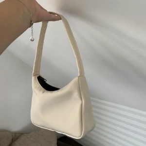Beige väska  - Beige väska från ginatricot