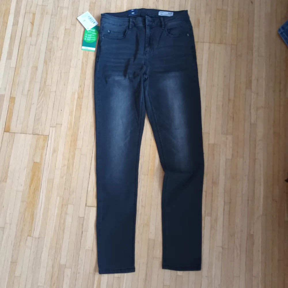 Helt nya oanvänd med etiketten grå dam jeans i size40. Jeans & Byxor.