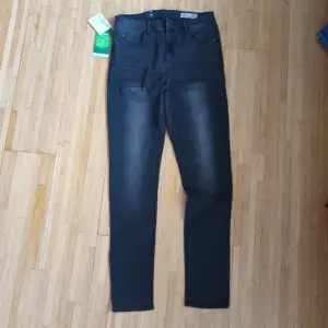 Helt nya oanvänd med etiketten grå dam jeans i size40