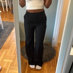 Kostymbyxor  - Kostymbyxor från bikbok, skitsnygga men lite förstora för mig!