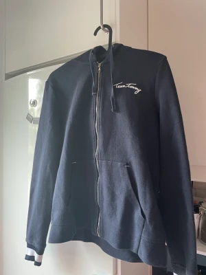 Tommy Hilfiger Ziphoodie - Säljer min jättefina Ziphoodie från Tommy Hilfiger då jag växt ur den 🥲 Färg är marinblå! Sparsamt använd, superfint skick, inga tecken på användning alls!🥰🌸 Hör av dig vid frågor eller fler bilder🤍