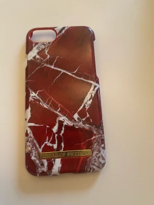 Ideal of Sweden iPhone 8 skal - Ideal of Sweden skal till IPhone 8. Använda några gånger, men fortfarande i topp skick. Används inte längre då jag inte har iPhone 8 längre. Vill man ha fler bilder eller några frågor får man skriva till mig.