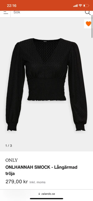 Blus - Jätte fin blus som är slutsåld på hemsidan! Säljer för ja inte andvänder den längre. Den är liten i storleken så skulle säga att den är i S, XS💗 den är andvänd och har några nopprar på sig men det är inget man märker! 