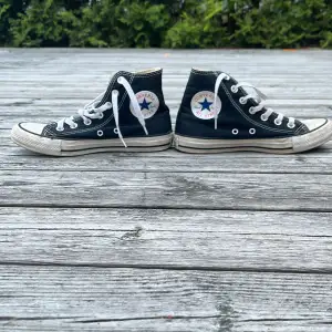 Svarta Converse. Skick 6/10 och har använts mycket men dem funkar fortfarande suveränt. Storlek 37 