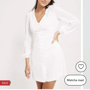 Vit klänning  - Vit klänning från Nelly. Aldrig använd, endast testad. 150kr+ frakt