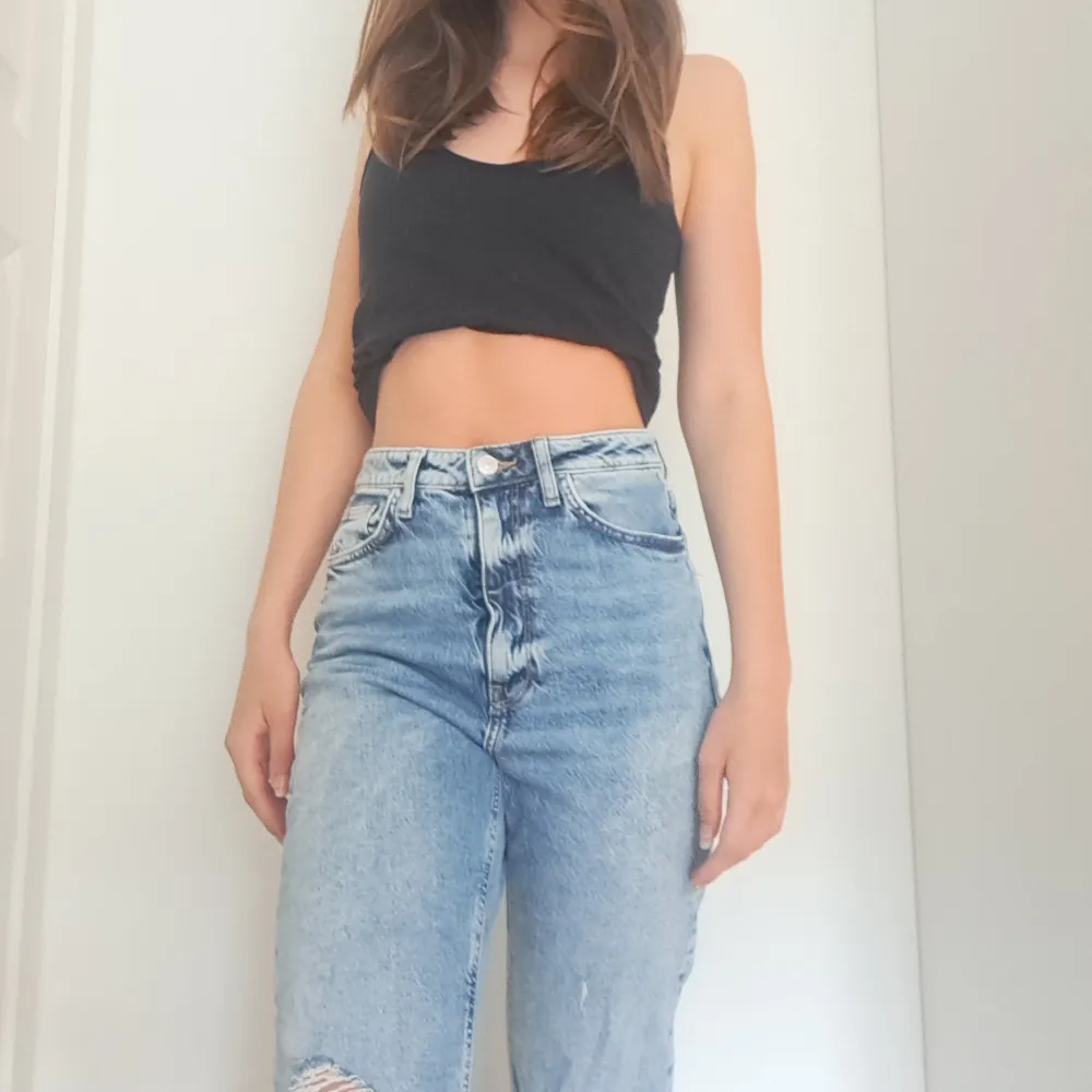 Snygga, men oanvända zara jeans. Dem är bootcut och i stl 36.💕 Jättebra skick, hör av dig vid intresse!. Jeans & Byxor.