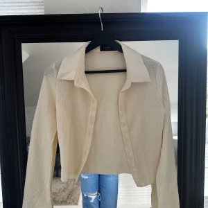 Kroppad topp - Snygg kroppad tröja som tyvärr är för liten för mig :/