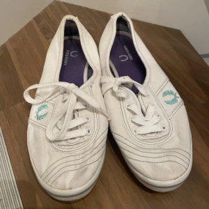 Fred Perry skor - Fred Perry skor. Använda men går att tvätta upp, såklart. Annars i fint skick
