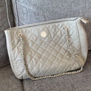 Don Donna - Don Donna väska, köpt från Stockholm NK för länge sedan, har inte kvar kvittot på det, har aldrig använt den, bara haft den i garderoben med alla väskor, mycket bra i skick.