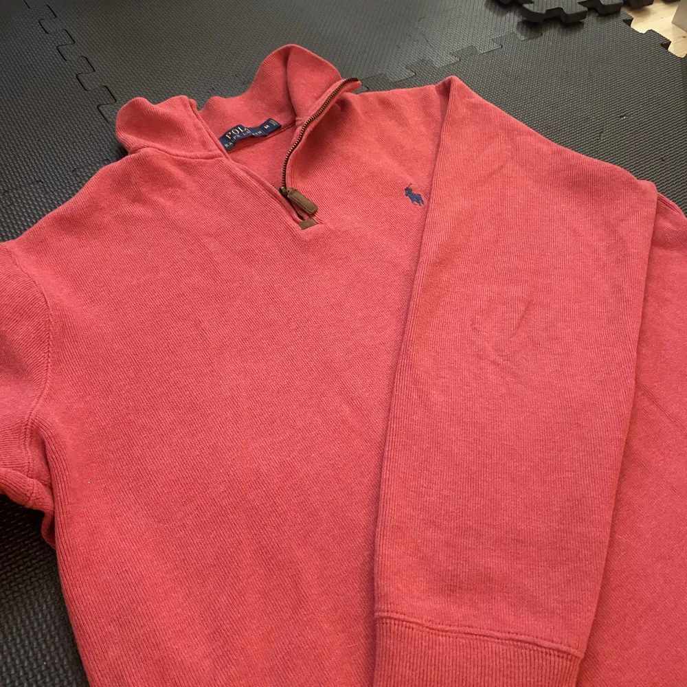 Säljer min ralph lauren halfzip i storlek M då den inte sitter så bra på mig längre. Har haft den ca 3v använder ett fåtal gånger. Säljer därför den här på plick🤩😁. Tröjor & Koftor.