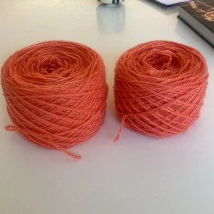 Garn  - 215g aprikosfärgad (ljusare i verkligheten än på bilderna) garn. 