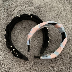 Diadem  - Två stycken diadem en med bärlor och en med blommor på, om du bara vill ha en så kontakta mig🩷